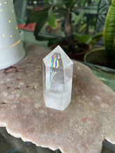 Load image into Gallery viewer, Clear Quartz w rainbow inclusion