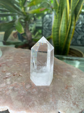 Load image into Gallery viewer, Clear Quartz w rainbow inclusion